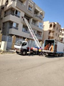 ونش وسيارة نقل وفريق العمل أثناء التحميل - شركة الحمد لنقل الأثاث