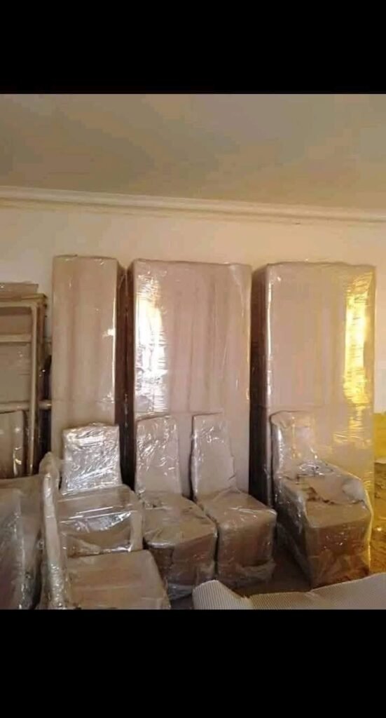 كراسي متغلّفة ومرصوصة استعدادًا للتحميل